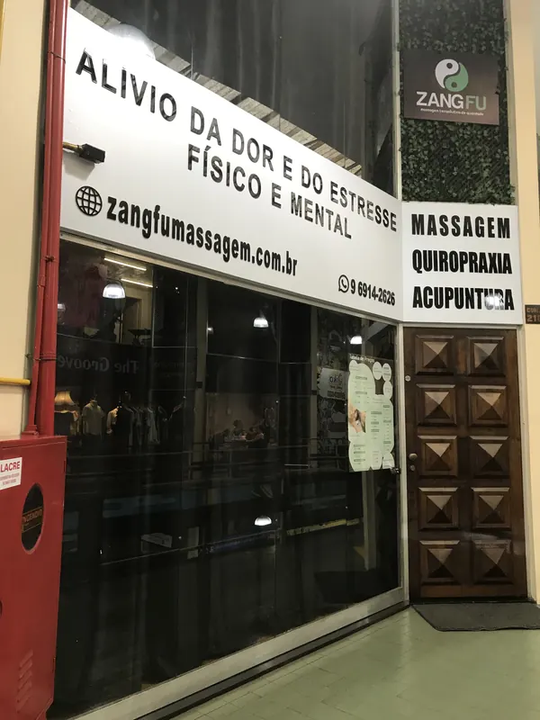 Fachada da Zang Fu Massagem Consolação na Galeria Ouro Velho, com placa de massagem, quiropraxia e acupuntura