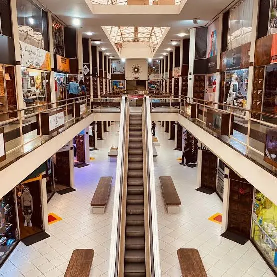 Escada rolante da Galeria Ouro Velho que leva ao 2º andar da Zang Fu Massagem Consolação
