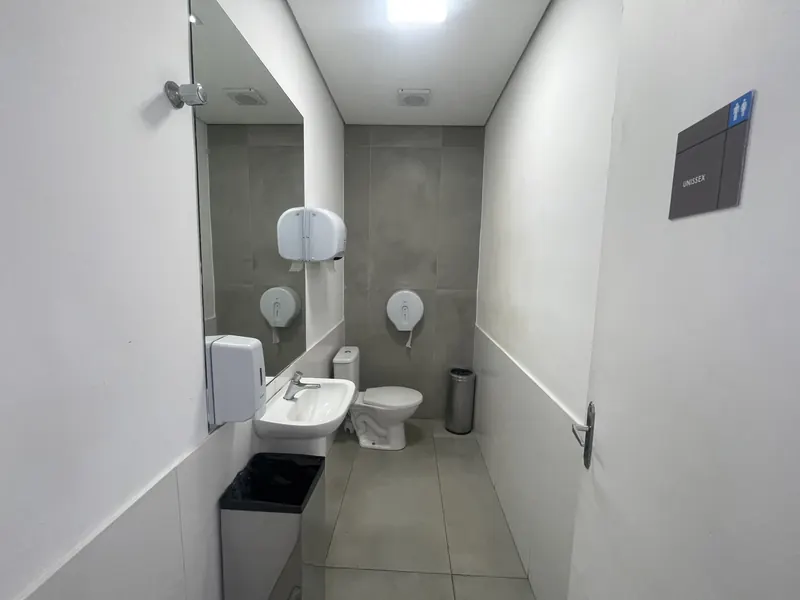 Banheiro de apoio na Alameda de Serviços do WTorre Morumbi