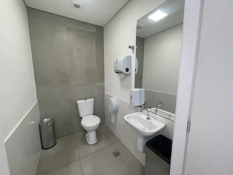Banheiro limpo e moderno de apoio aos clientes da Zang Fu Massagem Morumbi
