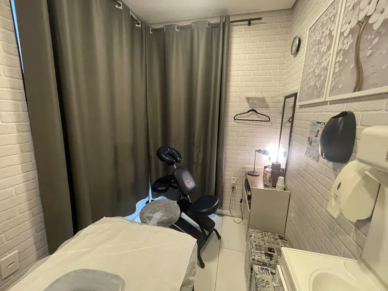 Sala da Zang Fu Massagem Morumbi com maca e cadeira de quick massage