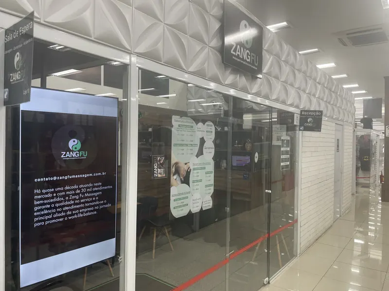 Entrada envidraçada da Zang Fu Massagem Pinheiros, loja 10 no Minishopping IKBOX