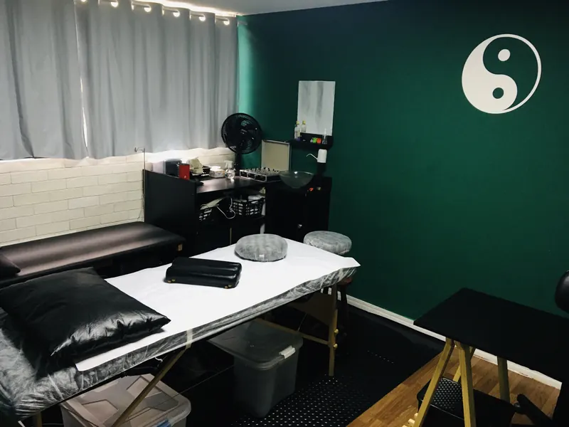Maca preparada em sala com parede verde escura na Zang Fu Massagem Pinheiros