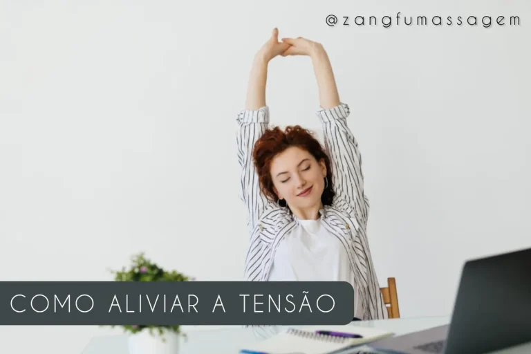Mulher sentada à mesa de trabalho espreguiçando os braços acima da cabeça para aliviar a tensão