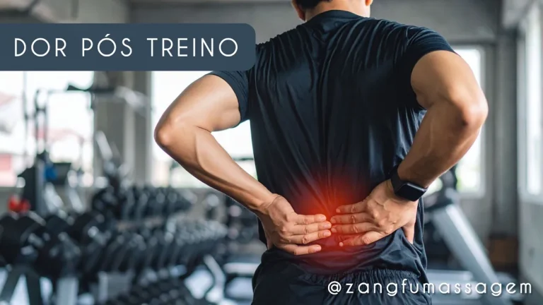 Homem em academia com as mãos na lombar destacada em vermelho, com dor muscular pós-treino