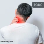 Homem de costas com a mão na nuca e o pescoço destacado em vermelho, indicando torcicolo