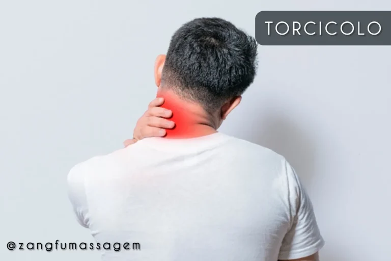 Homem de costas com a mão na nuca e o pescoço destacado em vermelho, indicando torcicolo